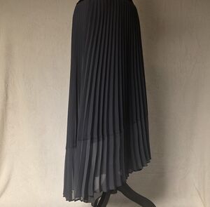 NWT White House Market Dark Gray Pleated Hi-Lo Midi Skirt in grey, size 8